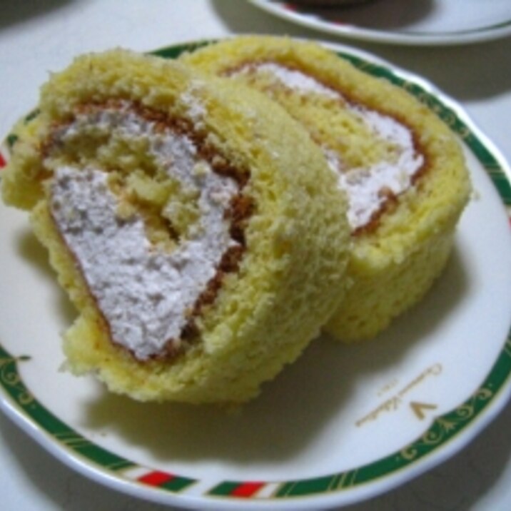 しっとりイチゴ風味のロールケーキ